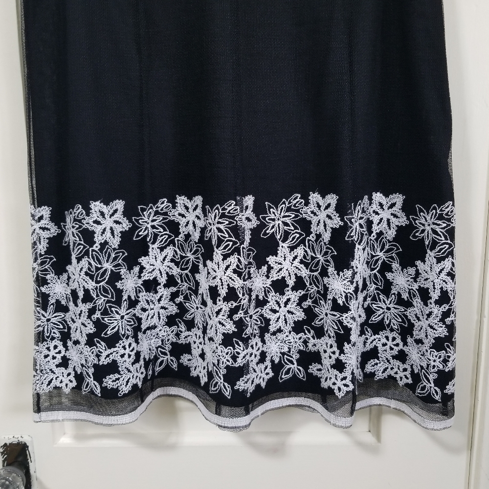 White House Black Market Floral EMBROIDERED Skirt - Picture 3 of 8